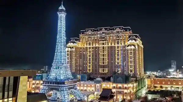 Menara Eiffel The Parisian Macao di Cotai Macau, spot foto wisata Macau dengan lampu malam.