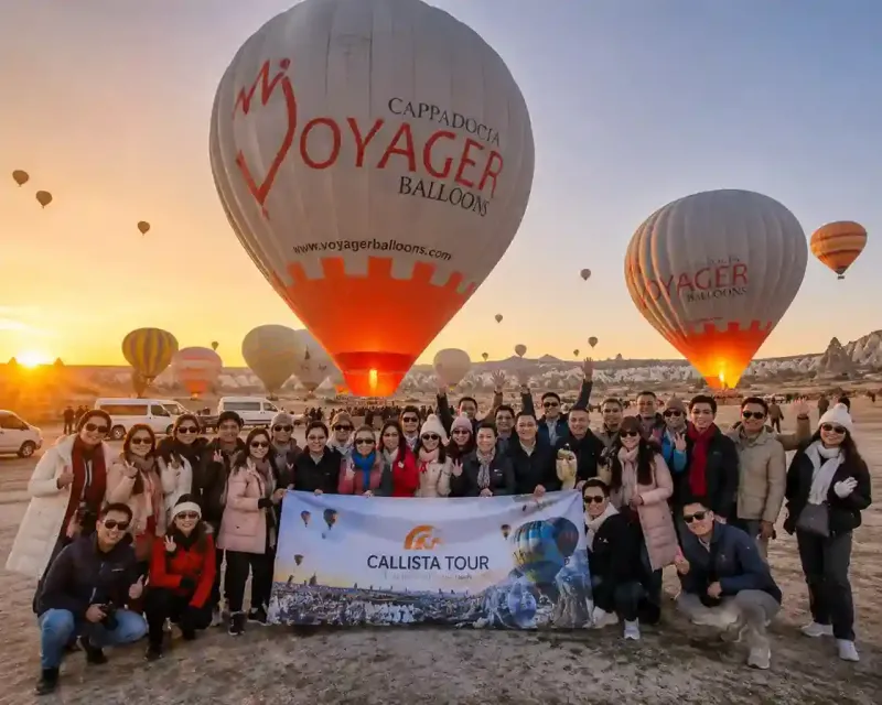 Group Tour Turki di Cappadocia menikmati hot air balloon saat sunrise bersama Callista Tour