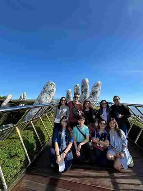 Peserta tour Vietnam di Golden Bridge Ba Na Hills, Da Nang, destinasi wisata populer