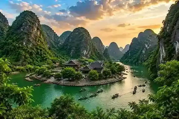 Wisata Trang An Boat Tour di Ninh Binh Vietnam, menyusuri sungai dan pegunungan karst.