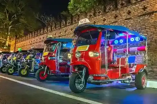Tuk Tuk Thailand di Bangkok malam hari, ikon transportasi Bangkok untuk wisatawan