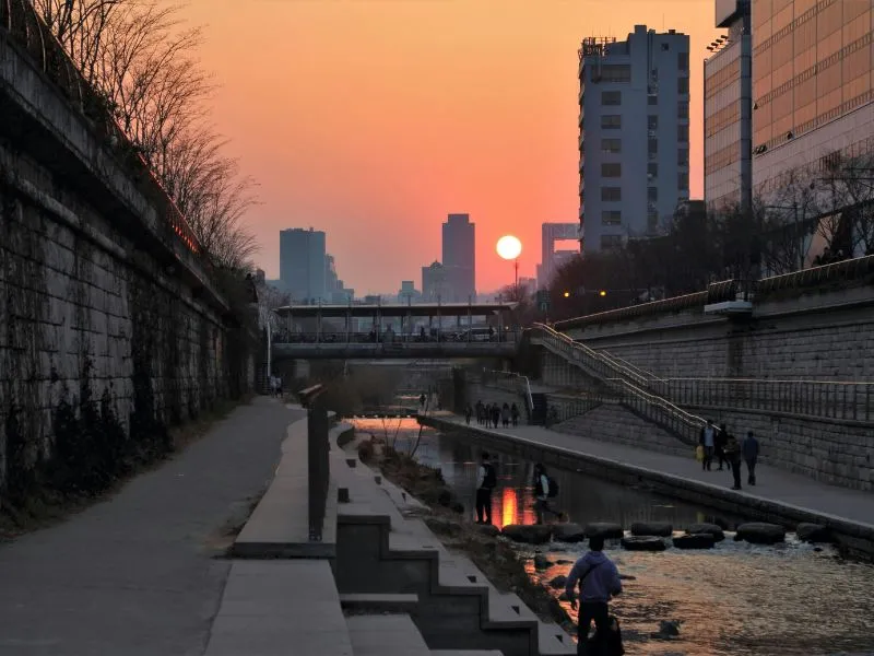 Cheonggyecheon Stream: Sejarah, Tips & Info Terbaru!
