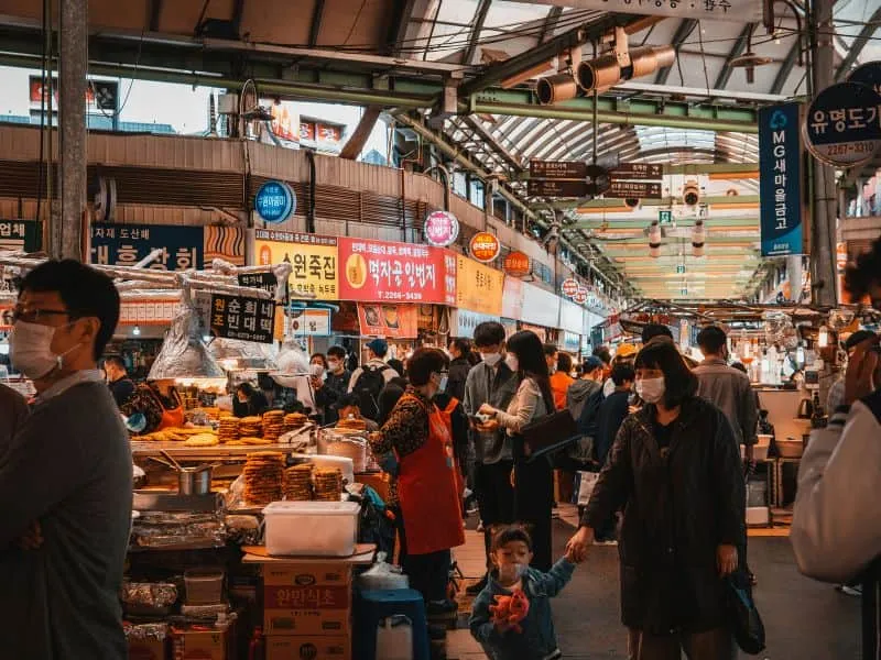 Gwangjang Market: Surga Kuliner & Vintage di Seoul!