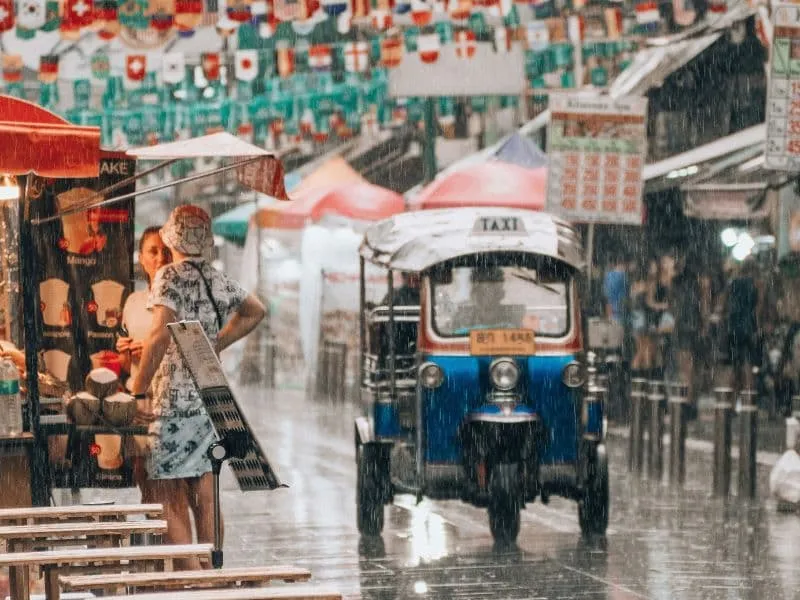 Khao San Road Bangkok 2025: Tour & Street Food Seru dengan Budget Terjangkau!