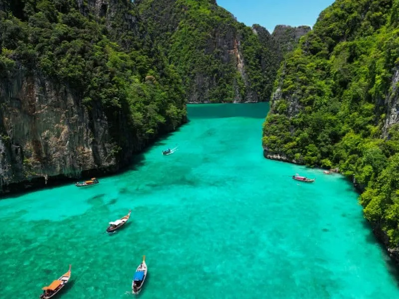 Koh Phi Phi: Pantai Hits Thailand yang Wajib Dikunjungi