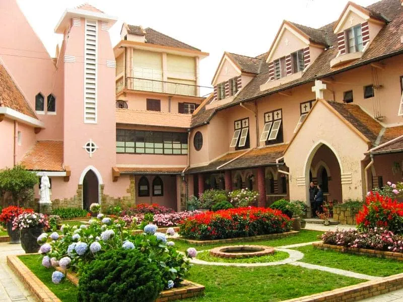 Paket Tour Dalat Vietnam: Yuk Jelajahi Bangunan Kuno Khas Perancis