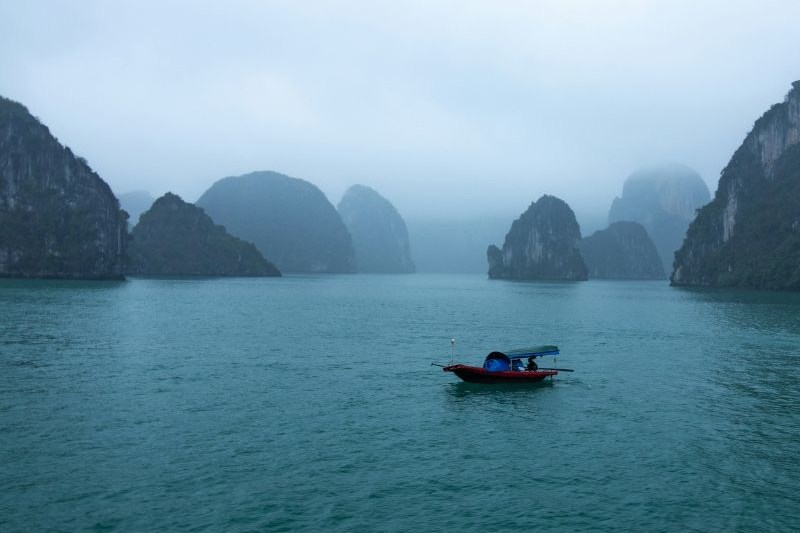 paket-tour-halong-bay_large.jpg
