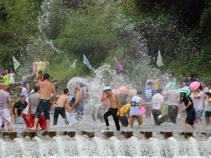 Paket Tour Thailand Songkran - Rasakan Serunya Festival Air Terbesar di Dunia!