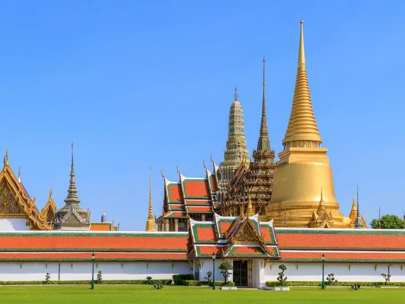 Wat Phra Kaew Bangkok: Kuil Suci dengan Buddha Zamrud