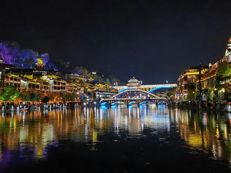 Wisata Fenghuang China: Destinasi Bersejarah Dengan Arsitektur Tradisional