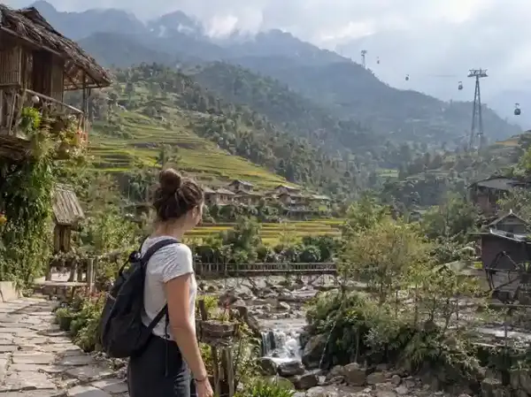 Turis di Cat Cat Village Sapa dekat Fansipan, Vietnam untuk paket wisata Vietnam