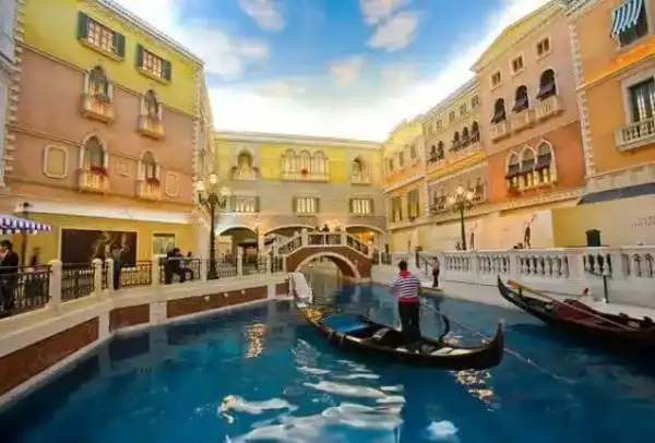 Gondola Ride di Grand Canal Shoppes, The Venetian Macao, Cotai Macau dengan nuansa Venesia.
