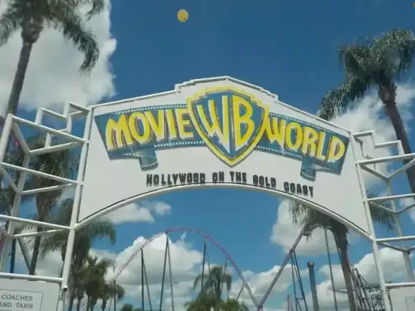 Gerbang Warner Bros Movie World Gold Coast, taman hiburan populer di Queensland, Australia.