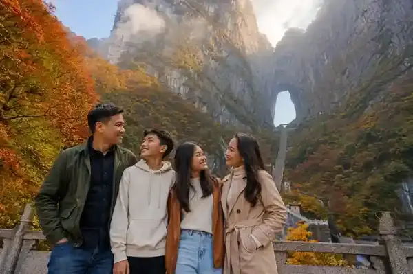 Foto keluarga di Heavenly Gate Tianmen Mountain, wisata Zhangjiajie China saat musim autumn