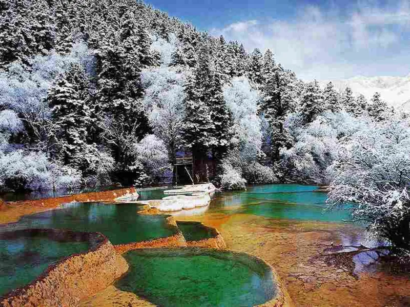 Liburan keluarga di Danau Biru Jiuzhaigou Sichuan, destinasi wisata China saat musim dingin