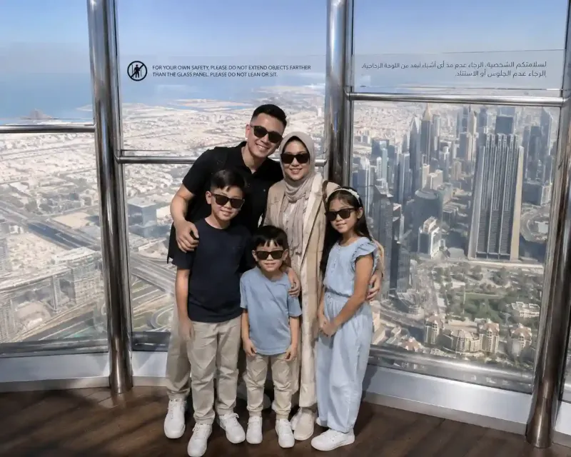 Wisata keluarga di At The Top Burj Khalifa Dubai dengan panorama kota Dubai