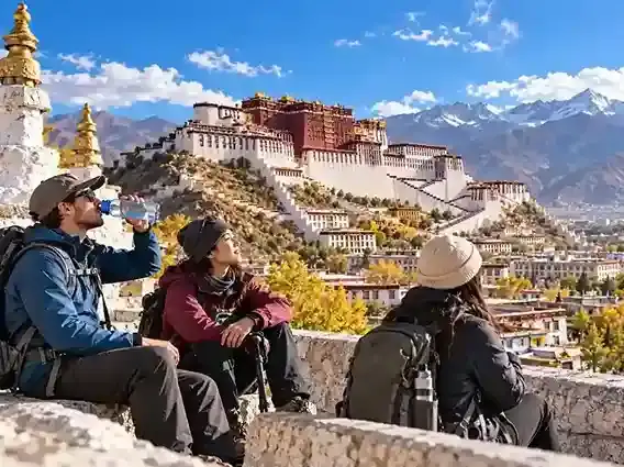 Wisatawan beristirahat di Lhasa Tibet dekat Istana Potala pada ketinggian 3.650 meter.