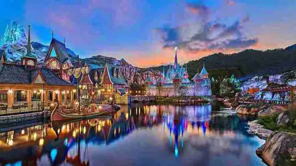 World of Frozen Hong Kong Disneyland, pemandangan Arendelle Castle dan danau saat senja di Hong Kong.